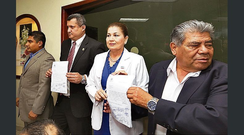 ARENA y PCN protegieron con sus votos a Norman Quijano, evitando desaforarlo arena-y-pcn-protegieron-con-sus-votos-a-norman-quijano-evitando-desaforarlo